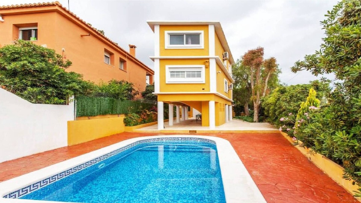 Moncada Ski Chalet | Autumn Sun In Valencia