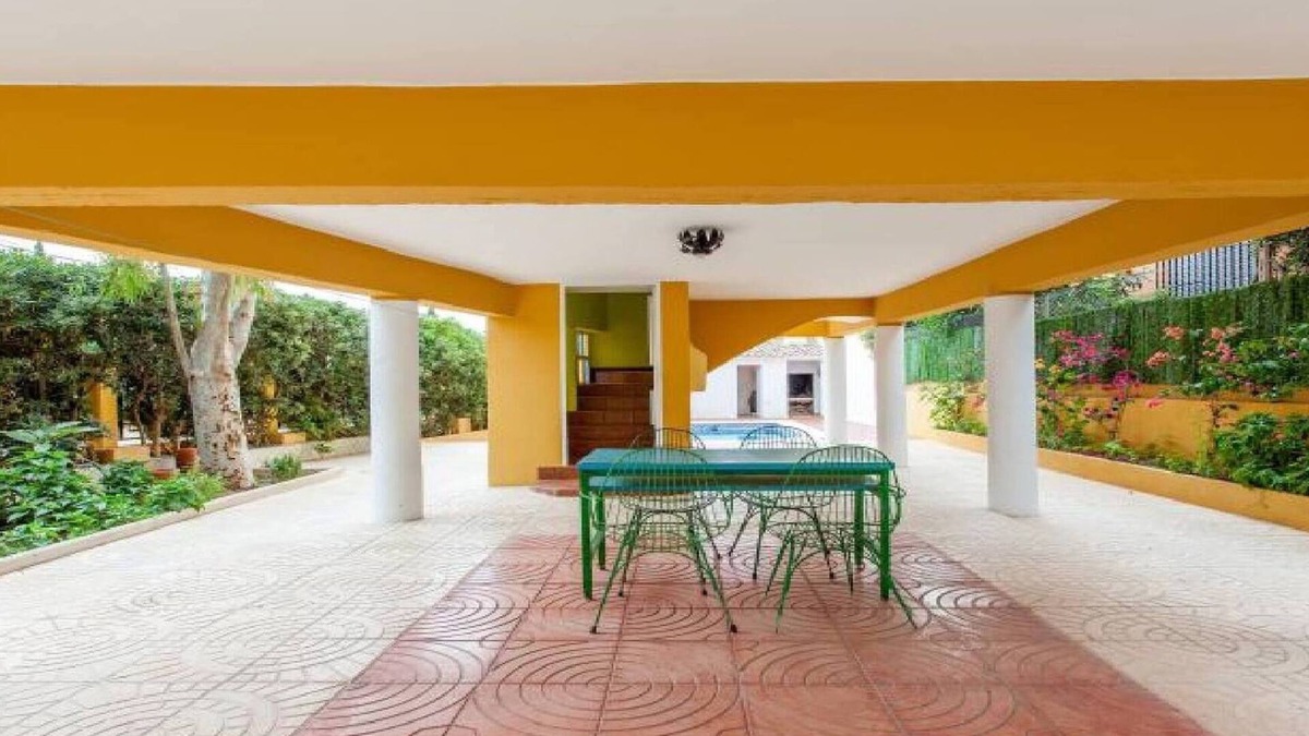 Moncada Ski Chalet | Autumn Sun In Valencia