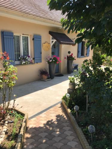 Les Avenieres-Veyrins-Thuellin Bed & Breakfast | AUX BOIS de CERF chambre d'hôtes dans notre maison