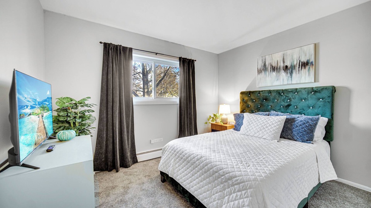 Crown Point Apartment | AVAIL 12/22 - 2 bed/1 bath APT downtown Crown Point