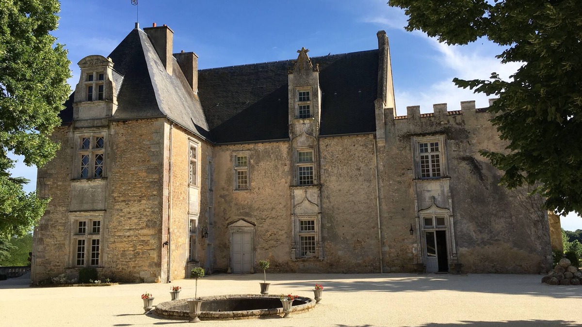 Montreuil-Bonnin Other | Available in July: Chateau-fort, 15-21 people, swimming pool, charm calm unusual