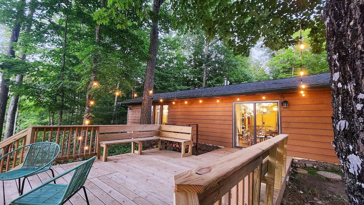Hayward Cottage | Available Labor Day-King Bed, Pacman, EV