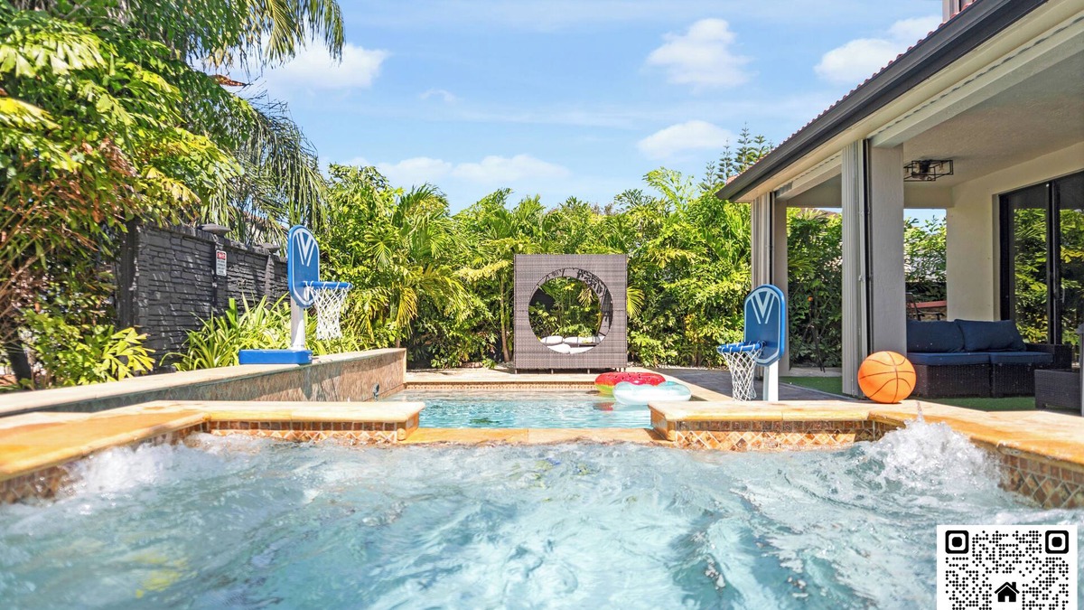 Tamiami House | Avatar Waterfront Villa Heated Pool Jacuzzi Miami