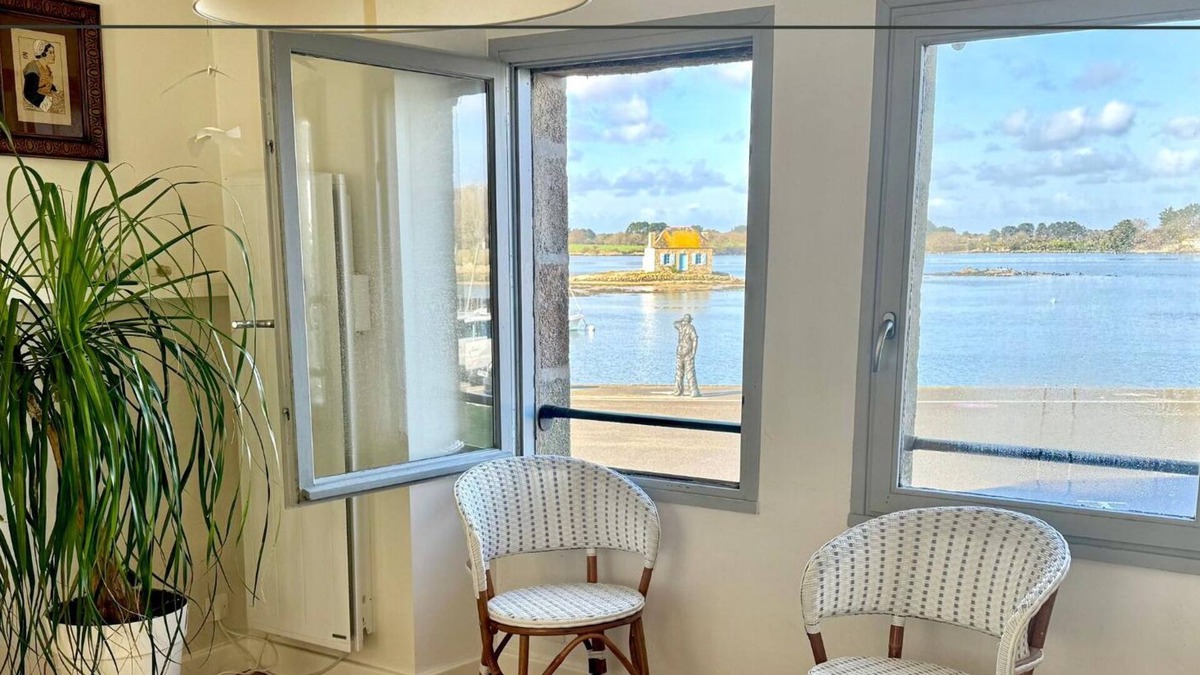 Belz House | Avel Mor. Staggering view of the little house of Saint-Cado on the Étel estuary.