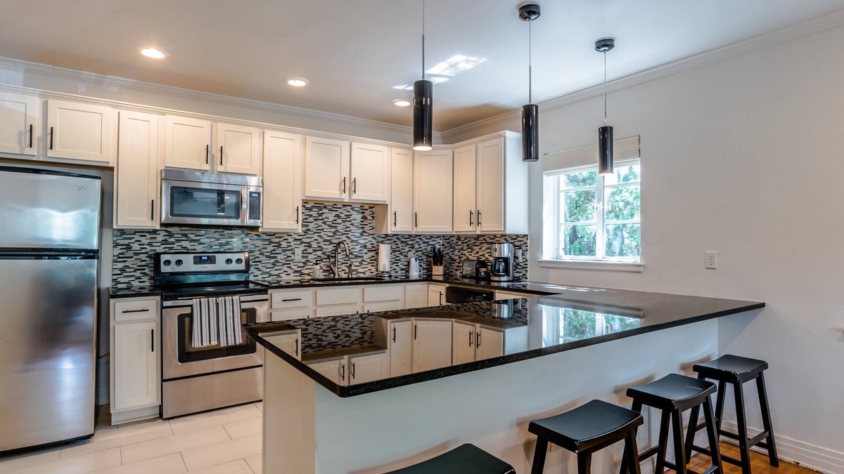 Touro Apartment | AVENUE GARDENS at 4132 Saint Charles "C2"