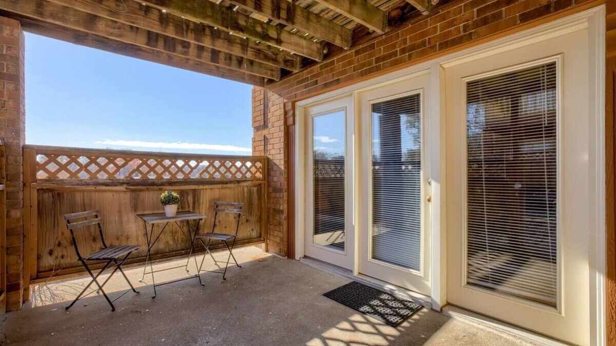 Mount Moriah House | Aviator's Lounge 2BR 1Bath WiFi Close to Airport 1