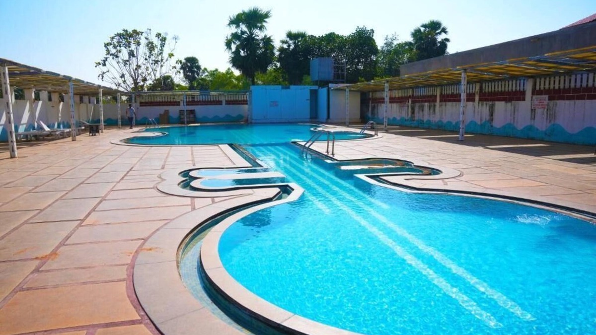 Bommayapalayam Apartment | AVM Paalm Meadows Resort Deluxe Room