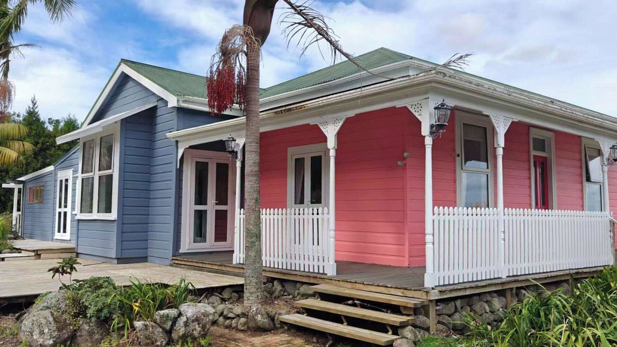 Maungatapere House | Avocado Orchard Escape with Mountain Views & Artist Studio, Pet-Friendly!