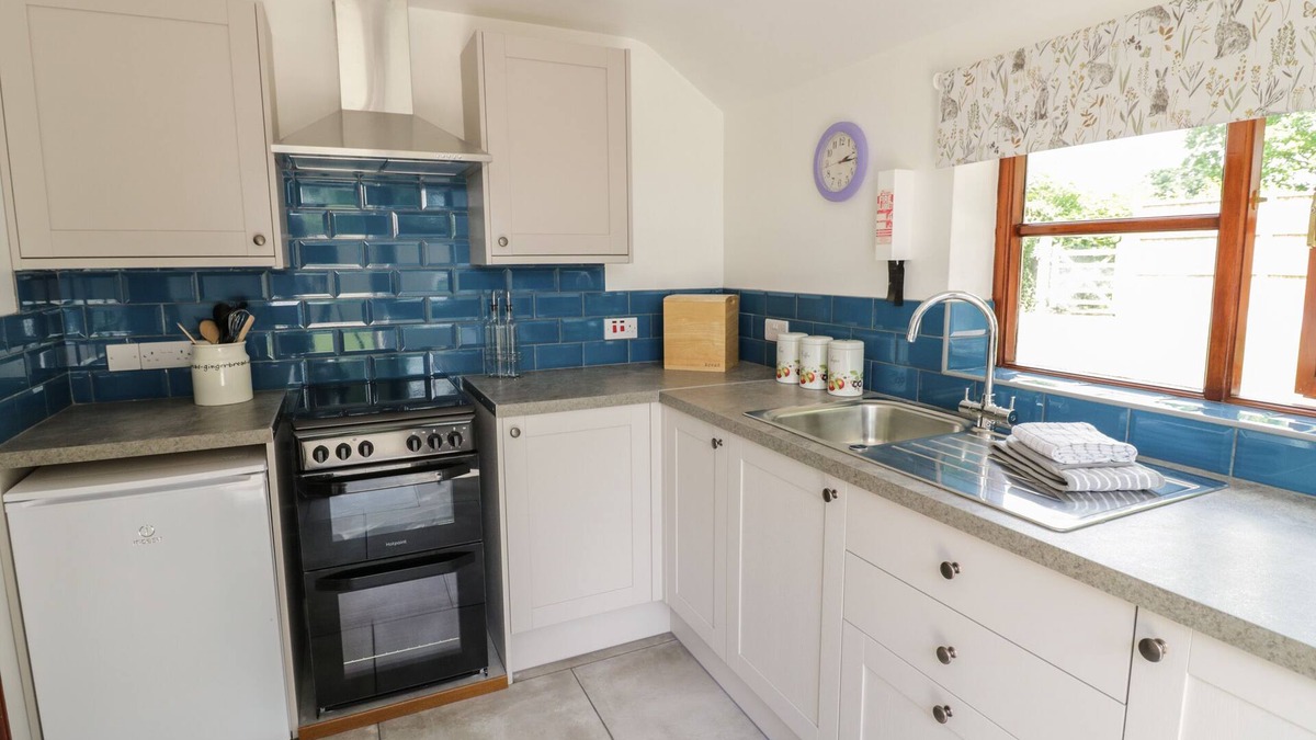 Moreton Cottage | AVOINE COTTAGE, pet friendly, character holiday cottage in Hartpury