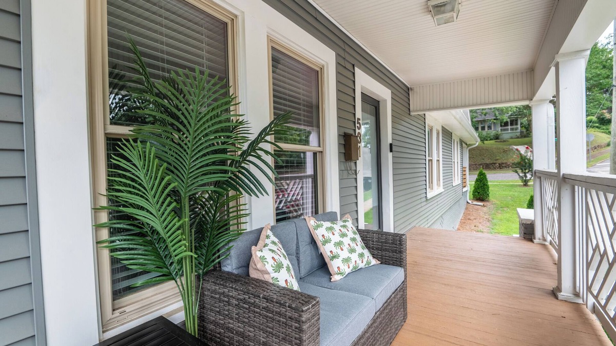 Forest Park Apartment | Avondale Adventure-Serene City Stay-King Bed/Games