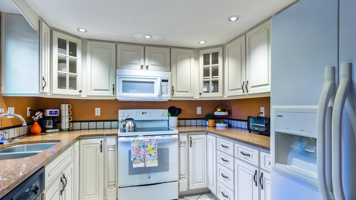 Avondale House | ~Avondale Aviary Sleeps 6 8 Miles to Stadium~