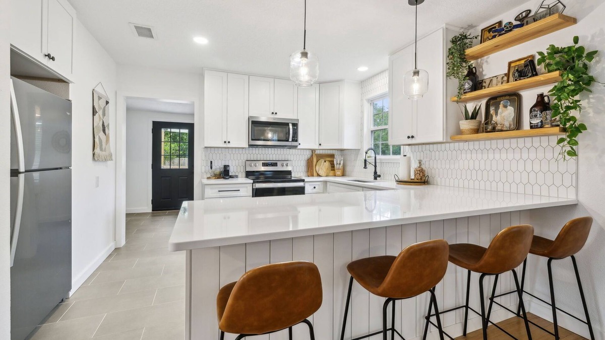 Avondale House | Avondale Deckhouse: Walk/Bike to Shops & Eats