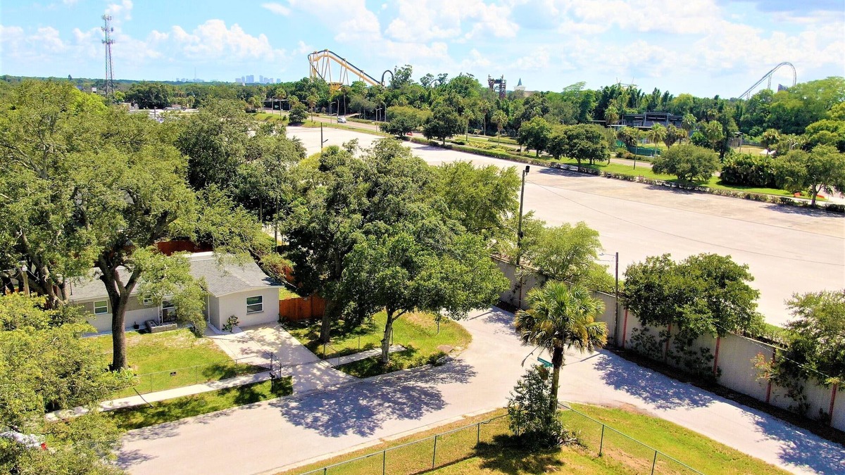 Terrace Park House | Awalk away from Busch Gardens and Adventure Island