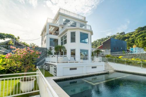 Senggigi Villa | Awanah Villa - Spacious 6 Bedrooms with Sauna, Gym and Cinema