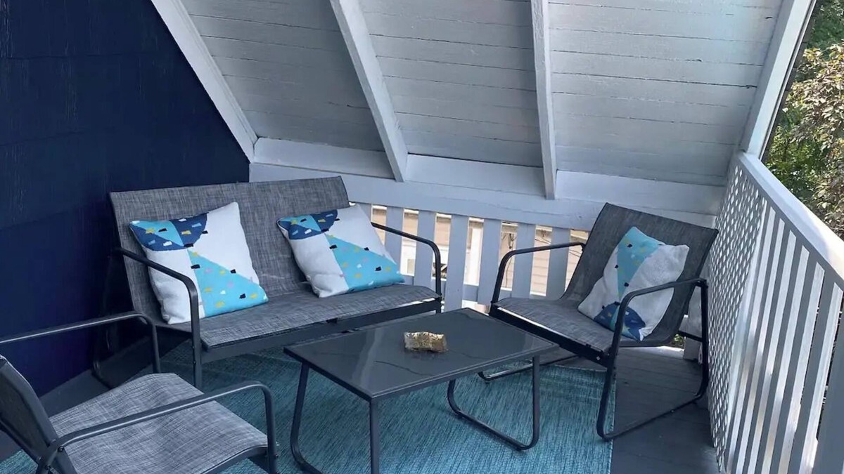 Oak Park Apartment | Award-winning, charming, 1-bedroom apartment with AC, WiFi in Pleasant Oak Park