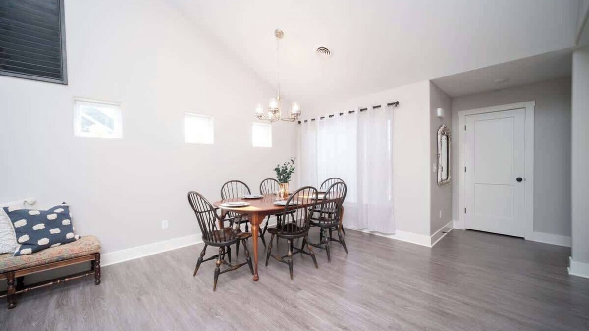 Bettendorf Apartment | Awesome 2 bed with office and king master suite condo located in Bettendorf!