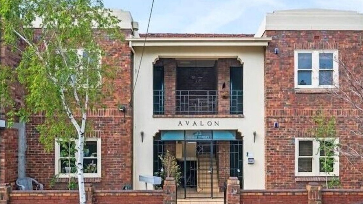 Albert Park Apartment | Awesome Albert Park Art Deco 2 Bedroom Apt. Bevan2