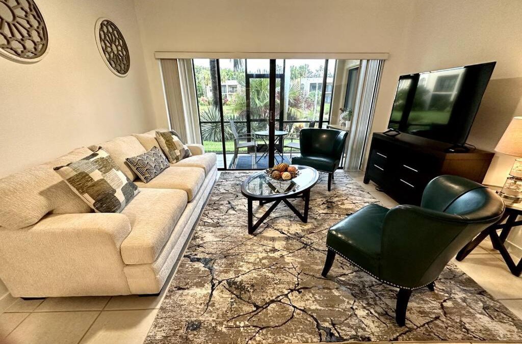 Central Naples Apartment | Awesome Apartment near the Beach