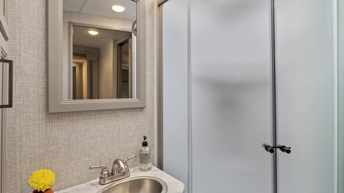 Erwin House | Awesome, brand new, 2022 RV (33ft) Dog Friendly Nature Retreat