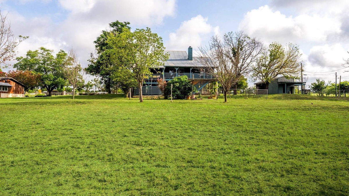 Center Point House | Awesome Comfort River House