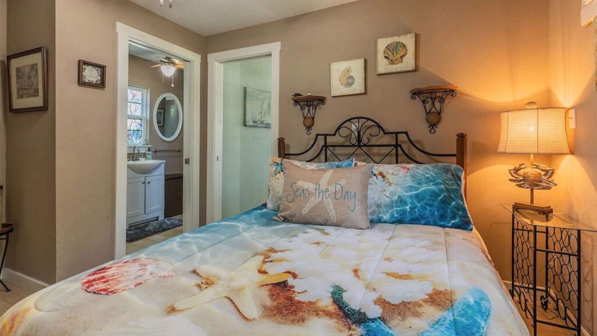 Bacliff Cottage | Awesome getaway on the Bay! Get on island time w/us! Swim, Fish & play all day