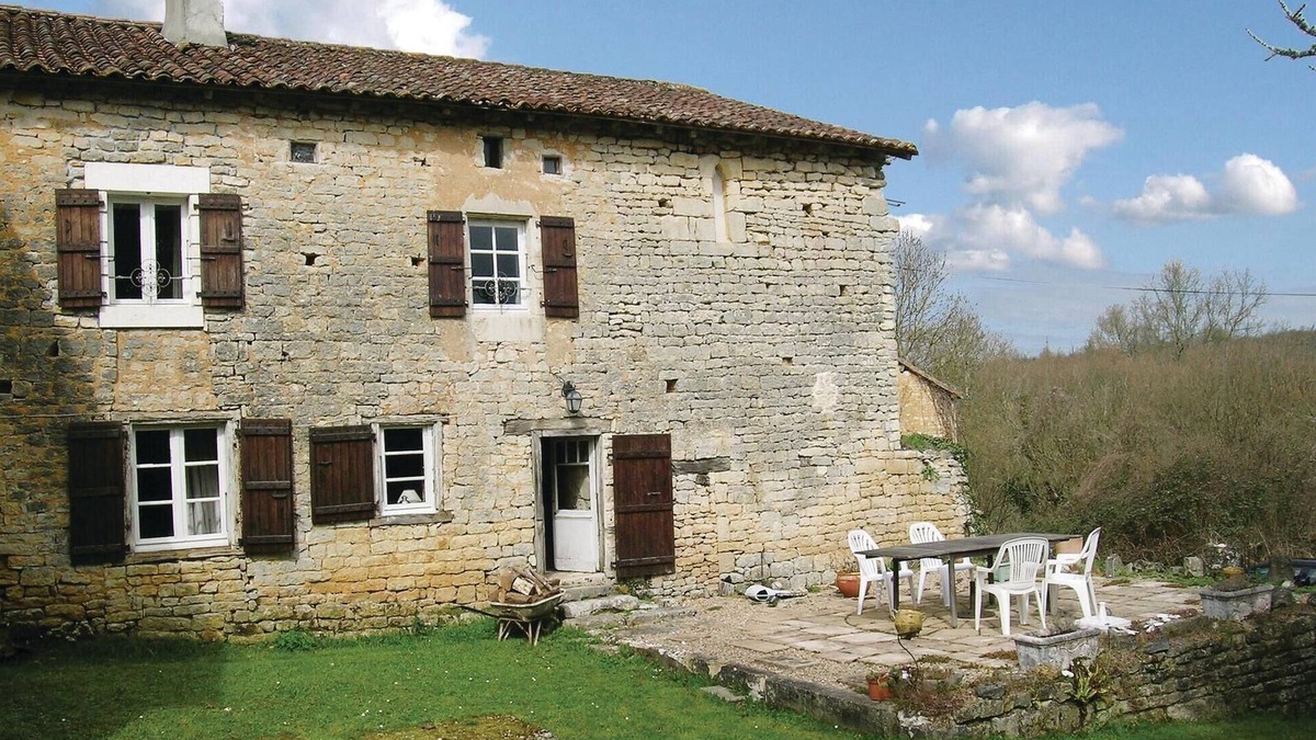 Beaulieu-sur-Sonnette House | Awesome home in Beaulieu sur Sonnette