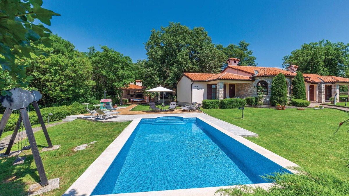 Belavici House | Awesome home in Belavici with sauna