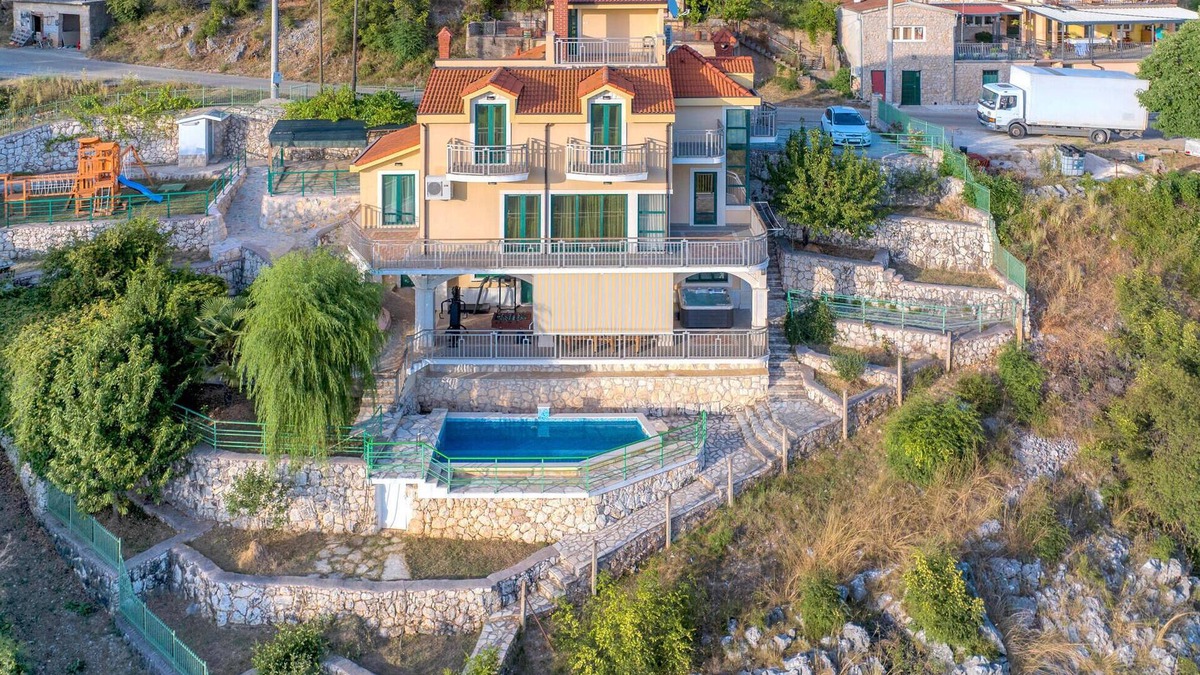 Cavoglave House | Awesome home in Mirlovic Polje