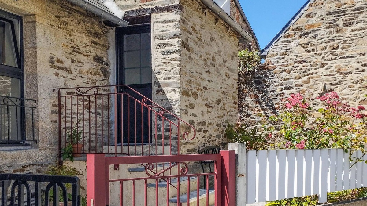 Brelevenez House | Awesome home in Lannion with WiFi