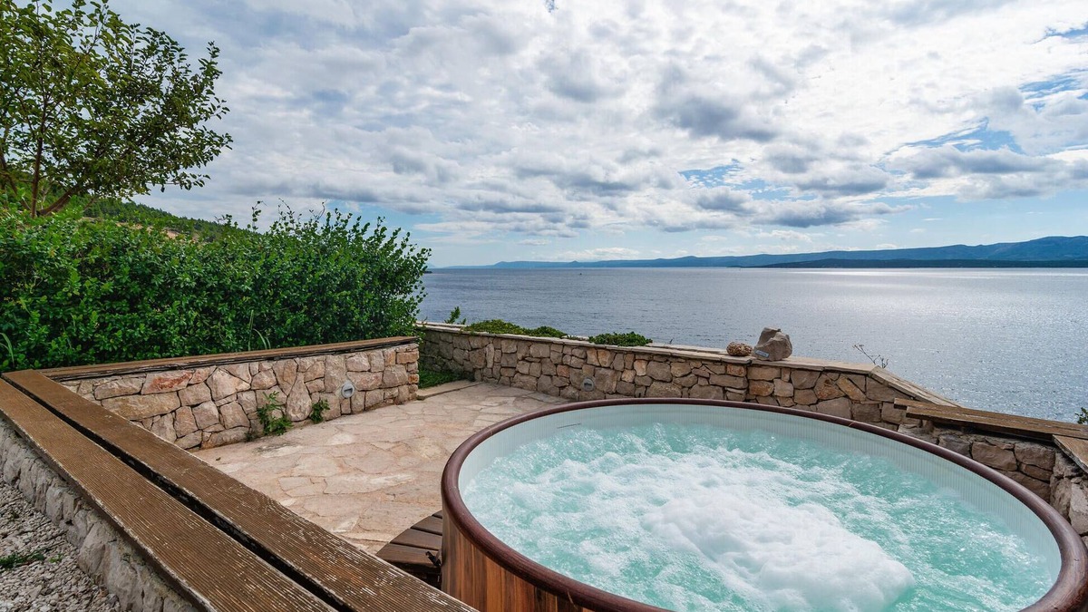 Murvica House | Awesome home in Nerezisca with WiFi