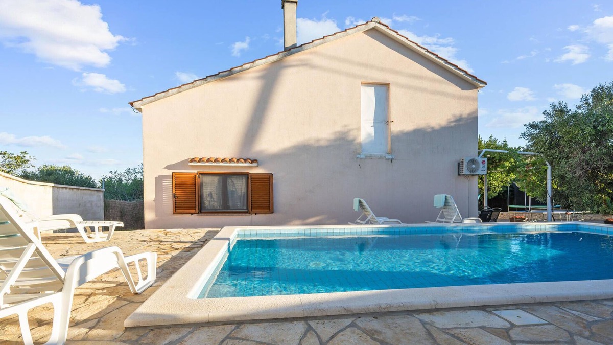 Tinj House | Awesome home in Tinj with jacuzzi