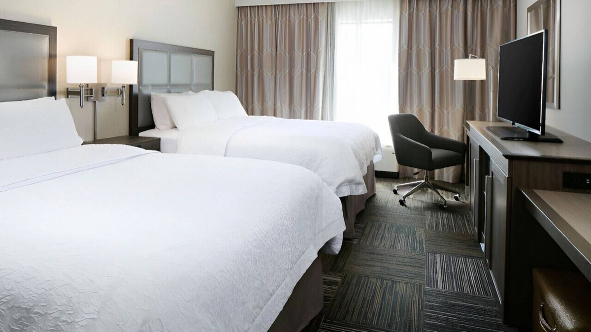 Mason City House | Awesome Queen Room for a Group Vacation