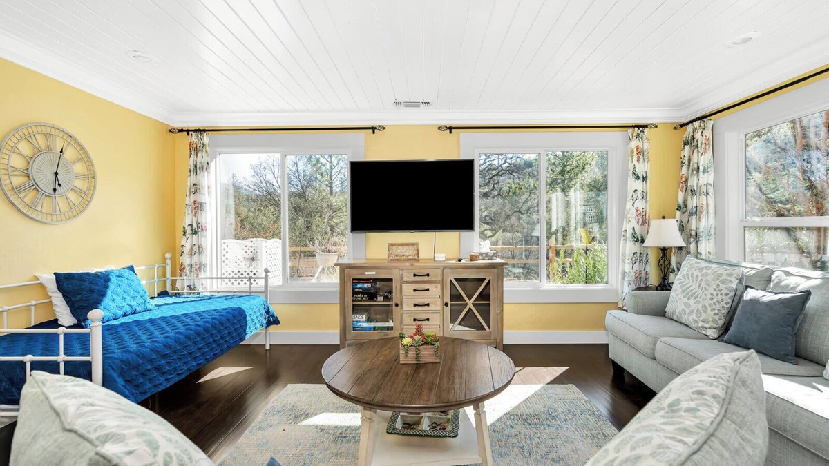 Oakhurst House | Awesome Views, Game Room, Hot Tub and More!