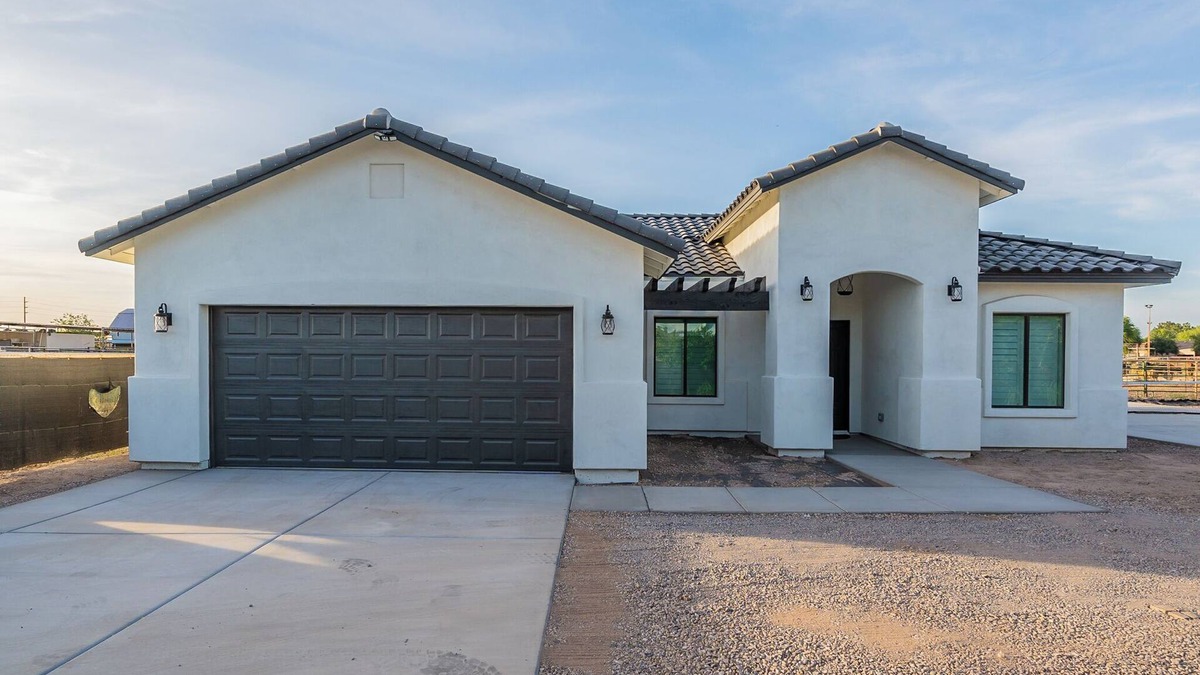 Gilbert House | AZ GO Rentals: 2022 built, 3bd/2ba, 2car garage and PICKLEBALL COURT! DETACHED!