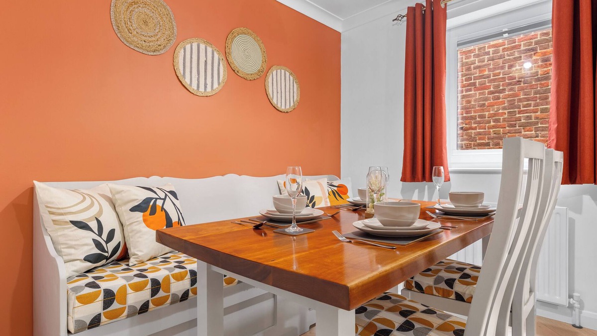 Syon Apartment | Azalea Apartment: Home comforts by the river