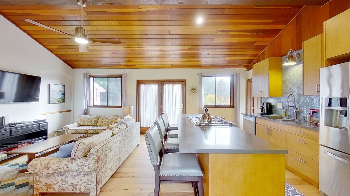 McKinleyville House | Azalea Reserve Upstairs Suite