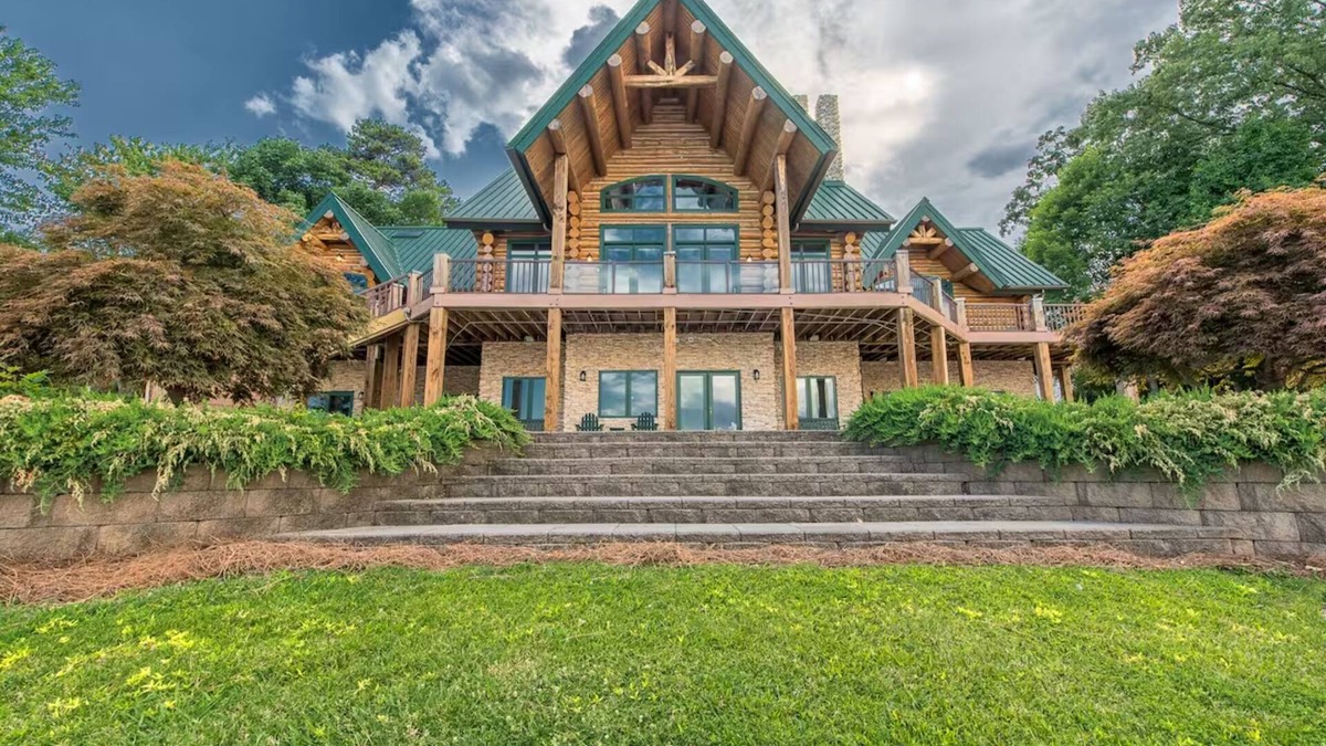 Lake Norman of Catawba Cabin | Azalea Retreat- The Lodge by AvantStay | Best View