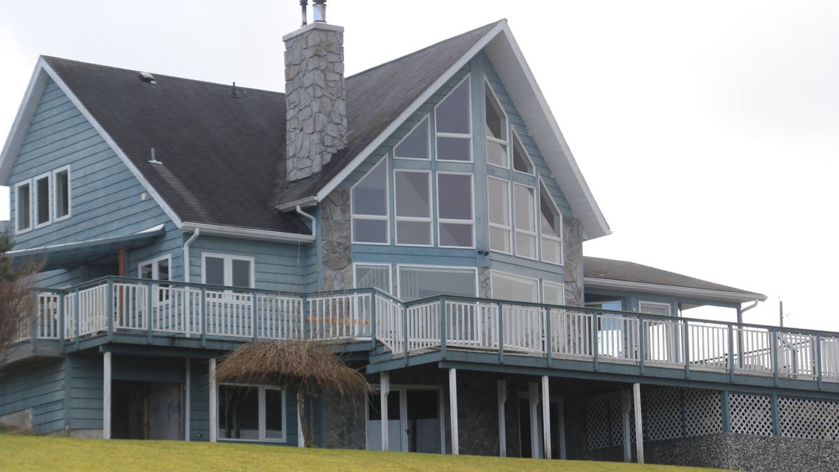 Port McNeill House | Azure Blue Beach House ~*~ Telegraph Cove B.C.