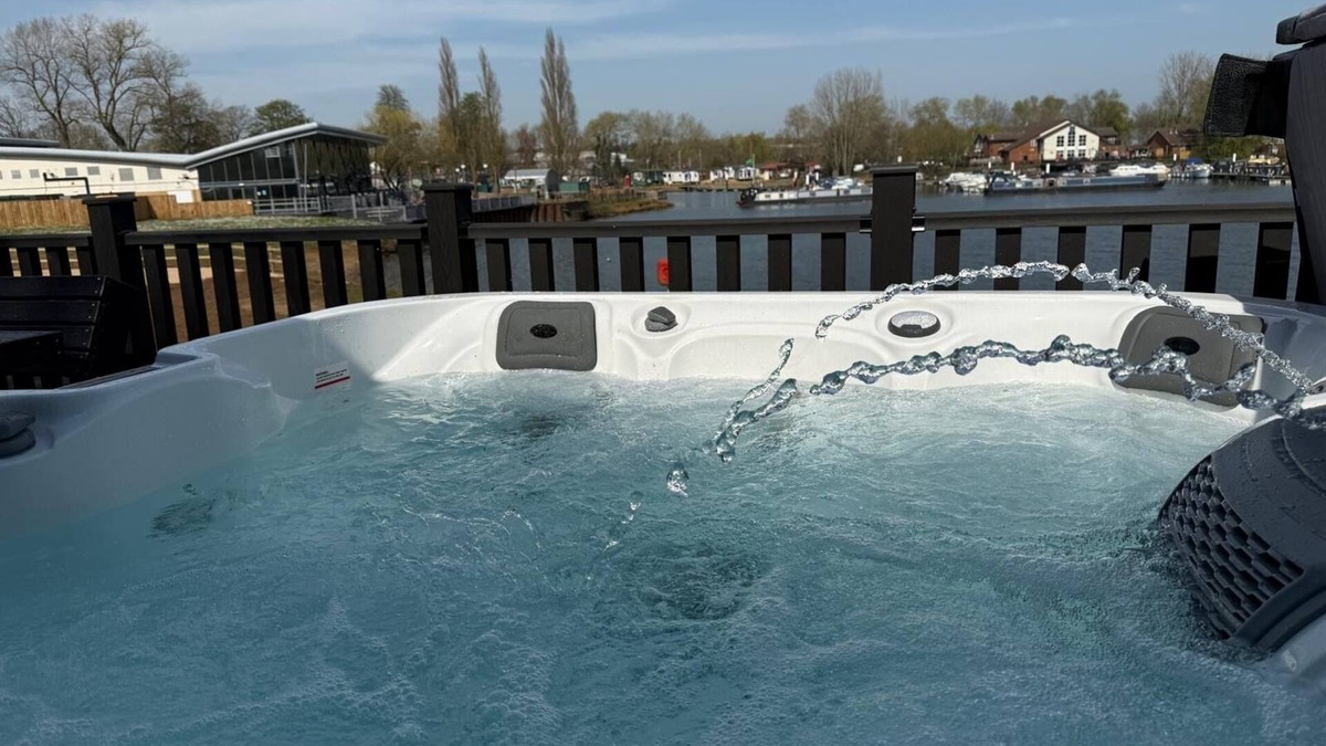 Great Billing Cabin | Azure Horizons - Retreat Hot Tub Glamping Pod 04