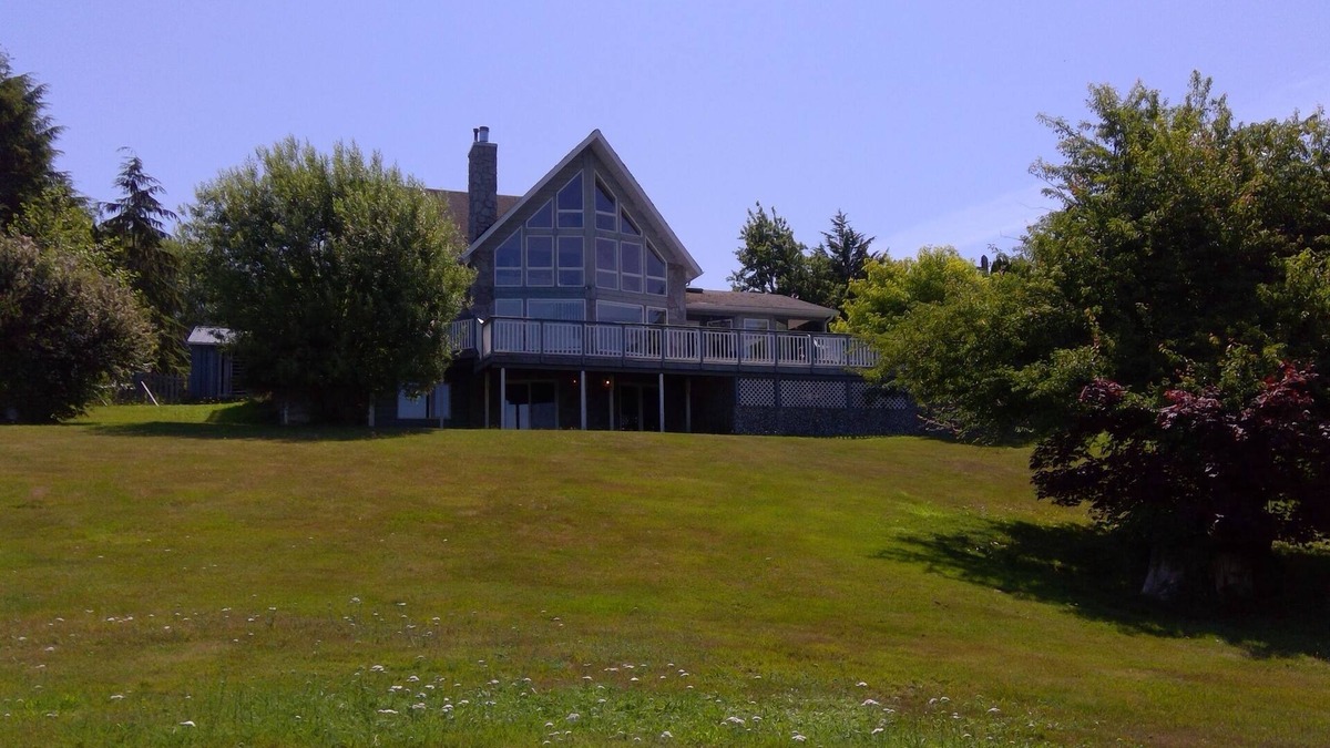 Port McNeill House | Azure Ocean Beach House