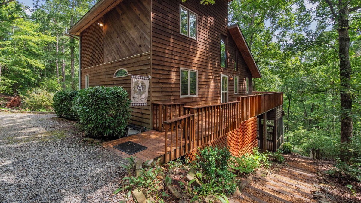 Dahlonega Cabin | Azure Springs- Secluded Mountain Retreat in Dahlonega. Perfect for Families!