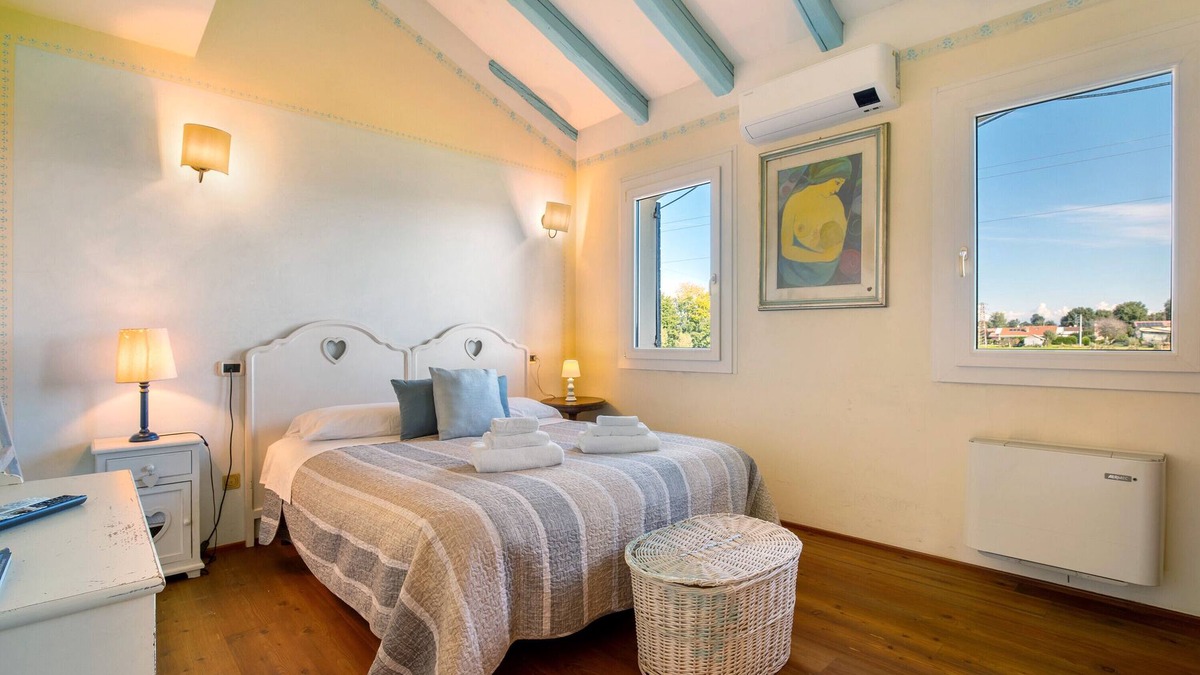 Mirano Apartment | 'Azzurra' Room with Shared Garden, Wi-Fi and Air Conditioning