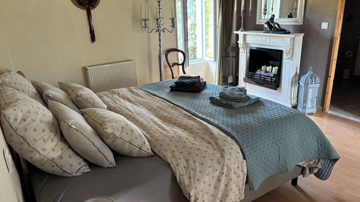Saint-Martin-des-Fontaines Bed & Breakfast | B&B suite with swimming pool between Puy du fou and the ocean