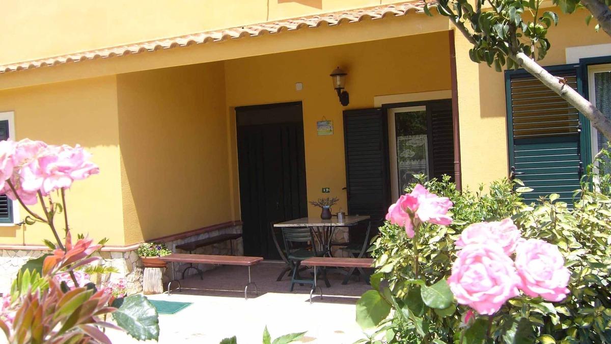 Caltanissetta Villa | B & B S. ELIA Room YELLOW: LOVELY VILLA SURROUNDED IN HISTORICAL PARK DUBINI