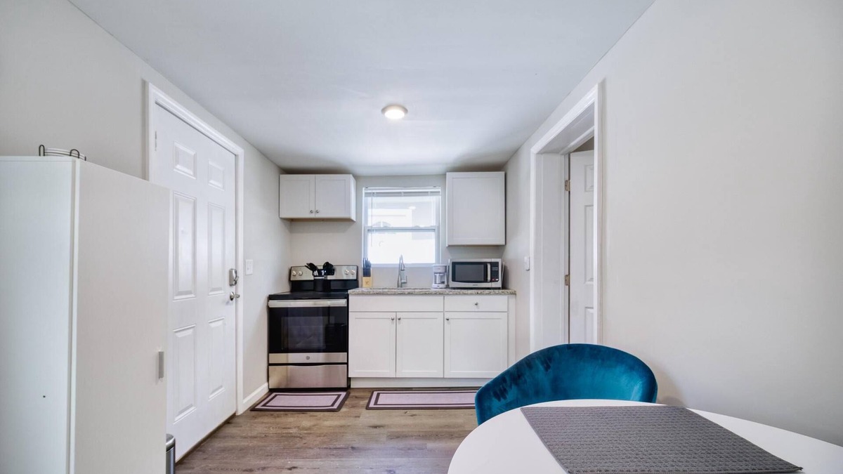 Jacksonville House | ~[B] Doughnut Den_Sleeps 2_Krispy Kreme~