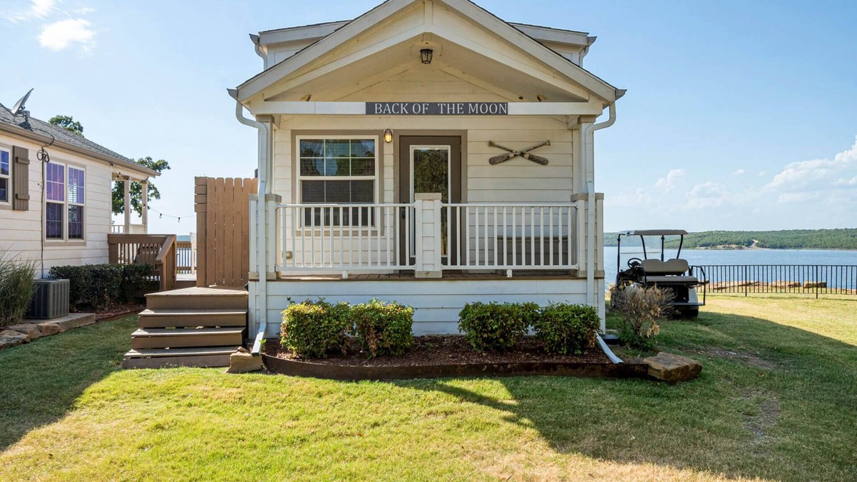 Sperry Cottage | Back of the Moon at CrossTimbers Marina