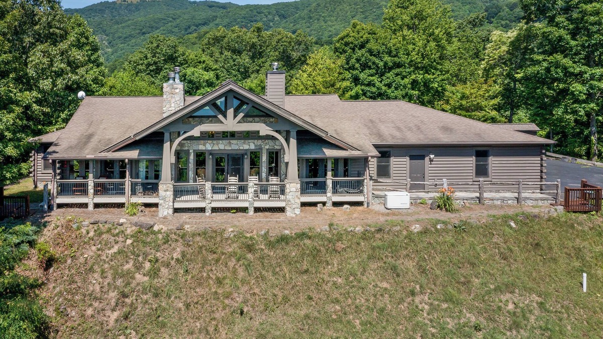 Waynesville House | BACK OPEN! Spacious single level 5-bedroom home ~ Surrounded with views