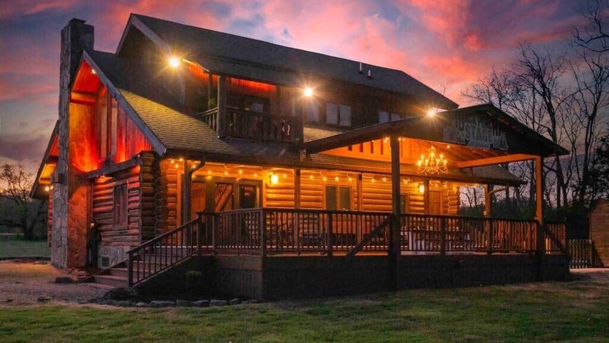 Whites Creek House | Back Porch Lodge on 5 Acres! Pool, Hot Tub, Creek!