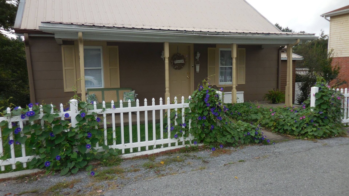 Athens House | BACK TO THE 50'S GUEST HOUSE