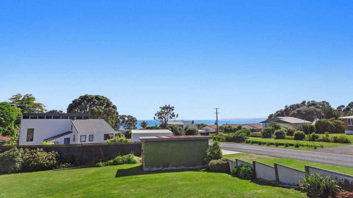 Waiotahi House | Back to the Beach Bach- Whole House- 4 guests- One price